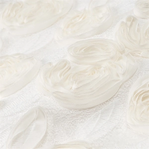 Gros plan détaillé du tissu en dentelle de rose 3D blanche aux broderies élégantes