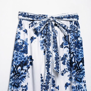 Jupe midi élégante en satin blanc avec imprimé floral bleu et ceinture assortie