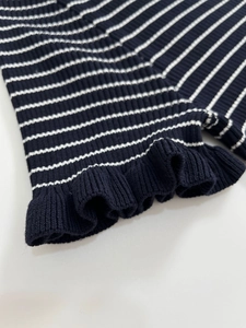 Macro de maille rayée bleu marine et blanc avec détails de bords à volants décoratifs