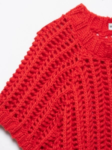 Détail du haut en maille rouge avec motif au crochet texturé et col rond décontracté