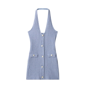 Robe en tricot dos nu bleu clair moulante avec boutons dorés et texture côtelée