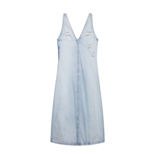 Ärmelloses hellblaues Denim-Maxikleid mit V-Ausschnitt und modischen Destroyed-Details