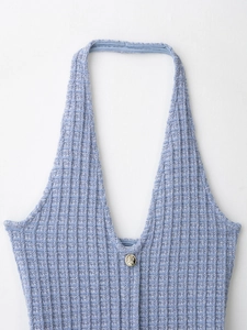 Détail du haut dos nu tricoté bleu clair avec texture gaufrée et bouton en métal doré
