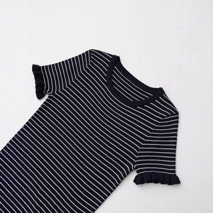 Haut décontracté en tricot à rayures noires et blanches avec manches courtes à volants