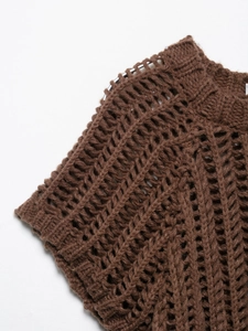Détail rapproché du haut en tricot marron avec texture ajourée en losanges crochetés