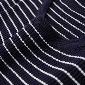 Haut rayé en tricot côtelé bleu marine pour femme avec détails de couture et texture