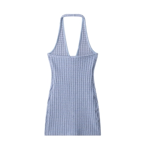 Mini-robe en maille bleu clair dos nu avec col en V profond et coupe ajustée