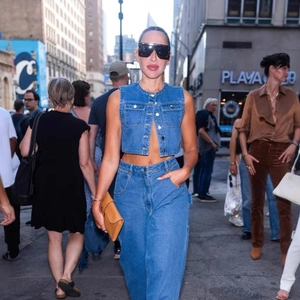 Women Vintage Denim Vest Casual Round Neck Button Down Sleeveless Top With Pockets Streetwear Blue Washed Polyester Waistcoat