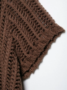 Vue détaillée du tricot ajouré marron foncé et de la texture de maille épaisse