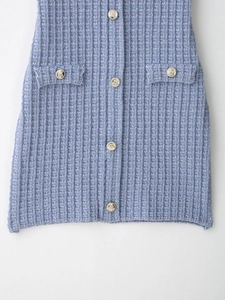 Détail du tissu en tweed bleu avec boutons décoratifs en métal doré à tête de lion