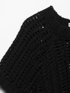 Détail du tricot au crochet noir ajouré montrant la texture et la qualité des points