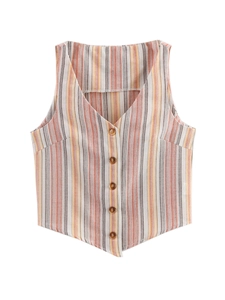Dettaglio del gilet a righe colorate che mostra lo scollo a V e cinque bottoni marroni