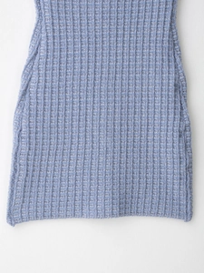 Gros plan sur le tissu en maille côtelée bleu clair montrant la texture détaillée