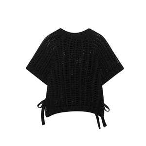 Détail du haut en maille ajourée noire avec texture en V et cordons de serrage latéraux