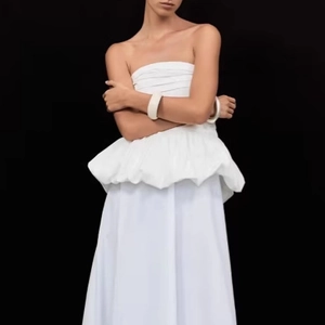 Elegante abito lungo bianco senza spalline con peplo in vita e gonna fluida