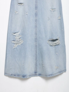 Detailaufnahme des hellblau gewaschenen Jeanskleids mit modischen Destroyed-Effekten