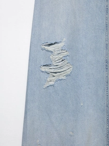 Detaillierte Makroansicht der distressed-effekt Textur auf hellblauem Denimstoff