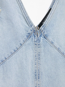 Detailansicht des V-Ausschnitts mit Doppelnaht an hellblauem Jeanskleid aus Baumwolle