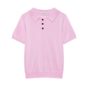 Polo en maille rose clair pour femme avec col classique et boutons noirs contrastés