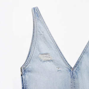 Maxikleid aus hellblauem Denim mit tiefem V-Ausschnitt und modischen Rissen