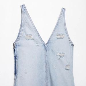 Hellblauer Denim-Body mit tiefem V-Ausschnitt, modischen Rissen und seitlichem Zipper