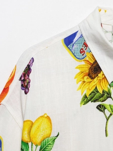 Gros plan sur tissu en lin avec motifs floraux de tournesols et citrons sur chemise blanche