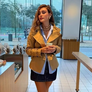 Damen Kurz-Trenchcoat in Khaki mit zweireihigen Knöpfen und Taillengürtel