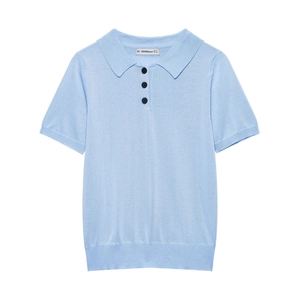Polo en tricot bleu clair à manches courtes avec col rabattu et boutons noirs