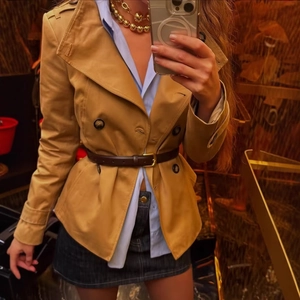 Damenjacke in Khaki mit zweireihiger Knopfleiste, blauem Hemd und Jeansrock-Set