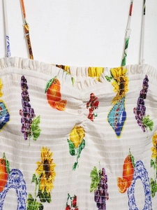 Nahaufnahme des gesmokten Blumenkleids mit Sonnenblumen- und Zitronenprints