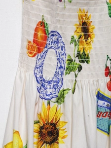 Detail des gesmokten Oberteils mit mediterranen Zitrus- und Blumenprint-Mustern
