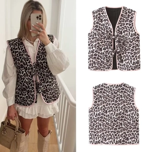 Gilet trapuntato leopardato da donna con profili rosa e chiusure frontali a fiocco