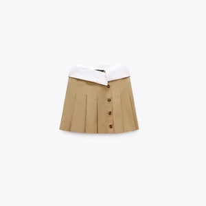 Jupe plissée kaki pour femme avec taille contrastée blanche et boutons décoratifs
