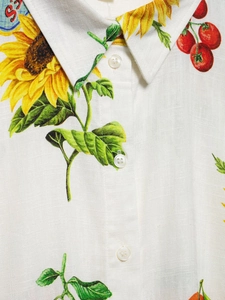 Gros plan détaillé du col d'une chemise en lin à imprimé tournesol avec boutons et texture