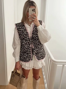 Dettaglio del gilet trapuntato leopardato con bordi rosa e lacci anteriori