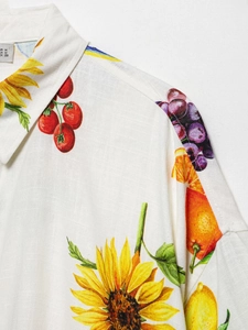 Gros plan sur l'imprimé floral et fruitier éclatant sur un tissu en coton et lin
