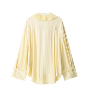 Vista posteriore della camicetta in chiffon giallo chiaro con colletto a pieghe