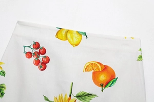 Gros plan sur tissu floral avec motifs citrons, tomates cerises et tournesols