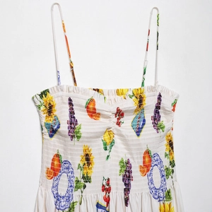 Sommerkleid mit Blumendruck, gesmoktem Oberteil und mediterranen Fruchtmustern