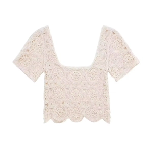 Elegantes weißes Häkel-Crop-Top mit floraler Spitze, eckigem Ausschnitt und Strick