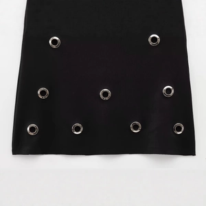 Jupe trapèze noire pour femme avec détails décoratifs d'œillets métalliques argentés élégants