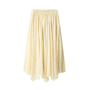 Dettaglio gonna lunga in chiffon giallo pallido con vita elastica e coulisse decorativa