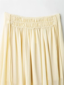 Dettaglio di gonna in chiffon a vita alta con vita a punto smock e coulisse laterale