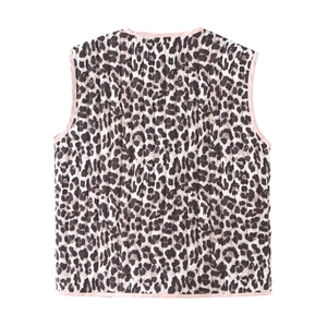Gilet trapuntato da donna con stampa leopardata e profili rosa moda estate 2025