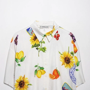 Chemise blanche à manches courtes avec imprimé floral et citronné pour un style d'été