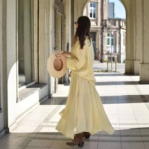 Completo elegante in chiffon crema con camicetta a maniche lunghe e gonna lunga estiva