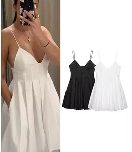Détails de la robe en popeline à col en V avec jupe plissée et poches latérales