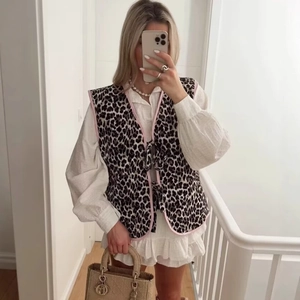 Gilet leopardato da donna con bordo rosa e laccetti per un look estivo vintage