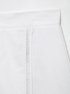 Détail de couture au crochet blanc et taille élastique sur cet ensemble d'été en coton