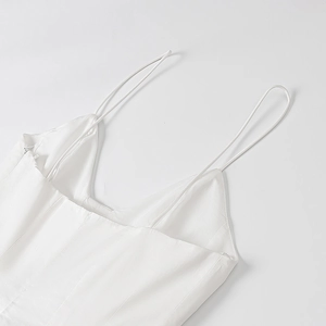 Détail de robe courte en popeline blanche avec fines doubles bretelles et zip invisible